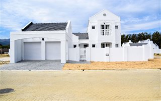 4 Bedroom House in Somerset West Central