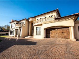 5 Bed House in Bronberg