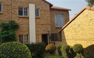 4 Bedroom Townhouse in Moreleta Park