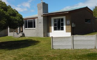 3 Bedroom House in Pearly Beach