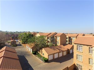 2 Bed Apartment in Die Hoewes