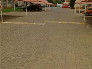 2 Bed Apartment in Die Hoewes
