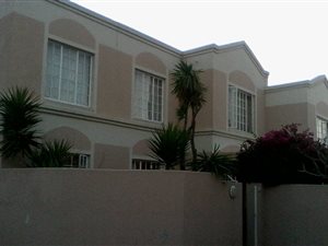 3 Bed Apartment in Roodekrans