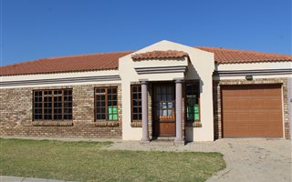 3 Bedroom Townhouse in Grimbeek Park