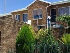 3 Bed Townhouse in Helderkruin