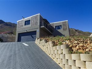3 Bed House in Gordons Bay Central