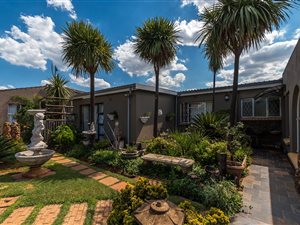 11 Bed House in Tedderfield