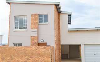 2 Bedroom Apartment in Hazeldean (Silverlakes Surroundings)