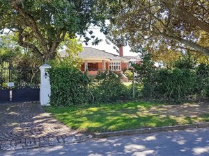 5 Bed House in West Hill