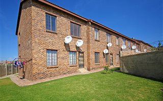 2 Bedroom Apartment in Olievenhoutbos