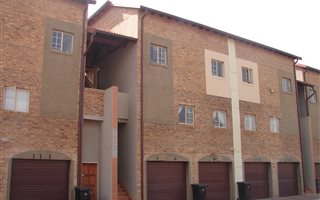 2 Bedroom Townhouse in Hazeldean (Silverlakes Surroundings)