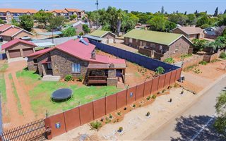 3 Bedroom House in Heuweloord