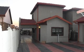 4 Bedroom House in Schoongezicht