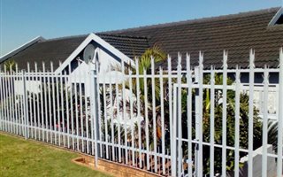 3 Bedroom House in Dan Pienaarville