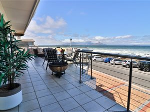 7 Bed House in Bloubergstrand