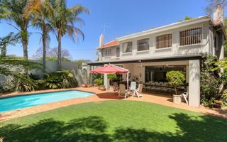 3 Bedroom House in Melrose