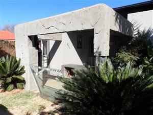 2 Bed House in Roodepoort North