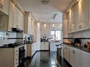 6 Bed House in Clare Hills