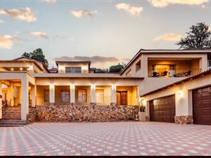 9 Bed House in Floracliffe
