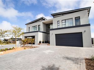 4 Bed House in Oubaai and surrounds