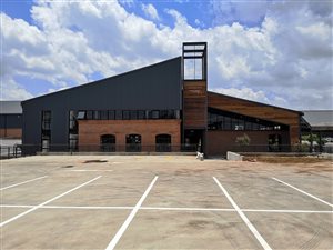 1800 m² Commercial space in Fourways