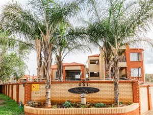 3 Bed Apartment in Die Hoewes