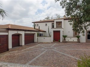 4 Bed House in Blue Valley Golf Estate