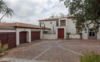 4 Bedroom House in Blue Valley Golf Estate
