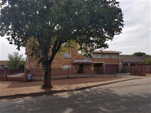 2 Bed Apartment in Vanderbijlpark CE2