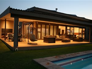 4 Bedroom House in Kromdraai AH