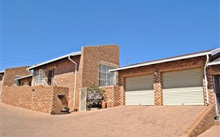 3 Bedroom Townhouse in Helderkruin