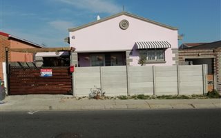 5 Bedroom House in Strandfontein