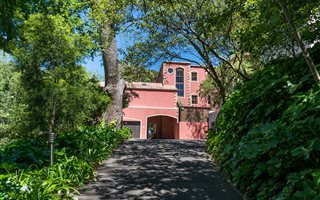 6 Bedroom House in Higgovale