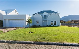 4 Bedroom House in Kingswood Golf Estate