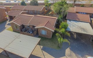 2 Bedroom Townhouse in Rooihuiskraal