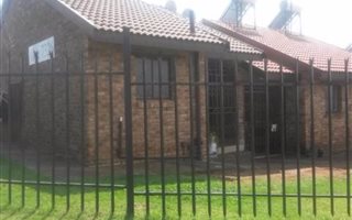 2 Bedroom Townhouse in Olievenhoutbosch