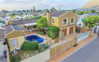 4 Bedroom House in Kirstenhof
