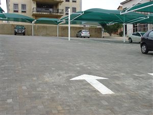 1000 m² Land available in Irene