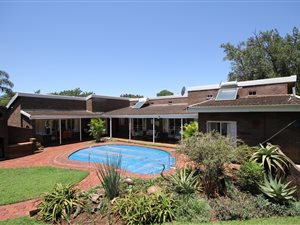 4 Bed House in Blackridge