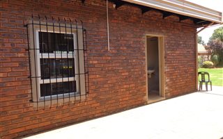 594 m² Commercial space in Lyttelton Manor