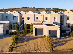 3 Bed House in Kelderhof Country Village