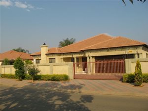 4 Bed House in Doornpoort and surrounds
