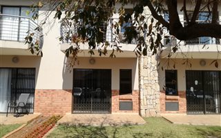 1 Bedroom Apartment in Hazeldean (Silverlakes Surroundings)