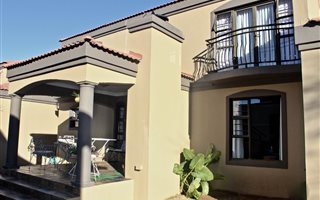 3 Bedroom Townhouse in Woodland Hills