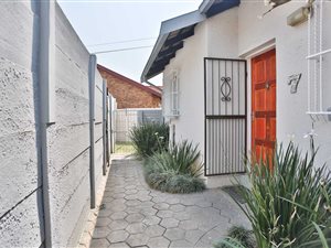 1 Bed Townhouse in Rooihuiskraal North