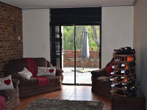2 Bed Apartment in Onder Papegaaiberg