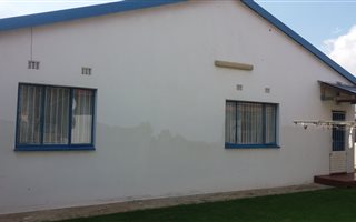 2 Bedroom Garden Cottage in Robertsham