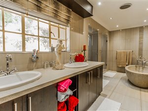 5 Bed House in Sonneveld