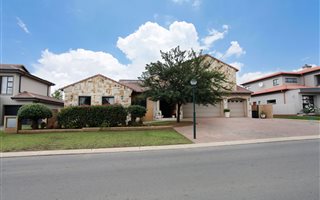 5 Bedroom House in Ebotse Estate