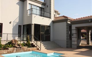 4 Bedroom House in Ruimsig Country Estate